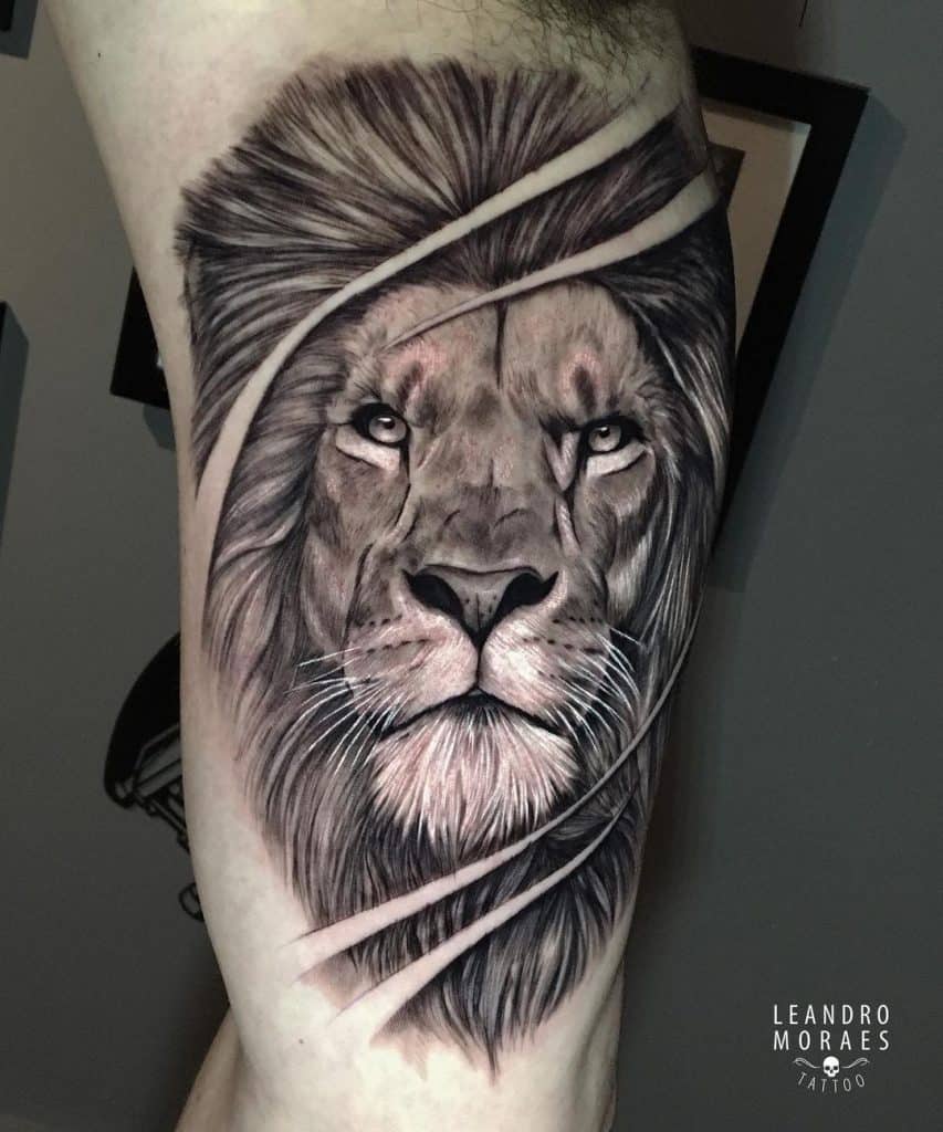 Tatuaje de león negro y gris