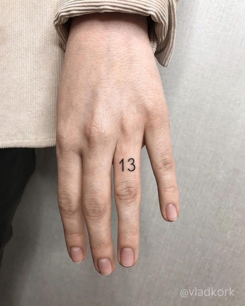 pequeño tatuaje en el dedo