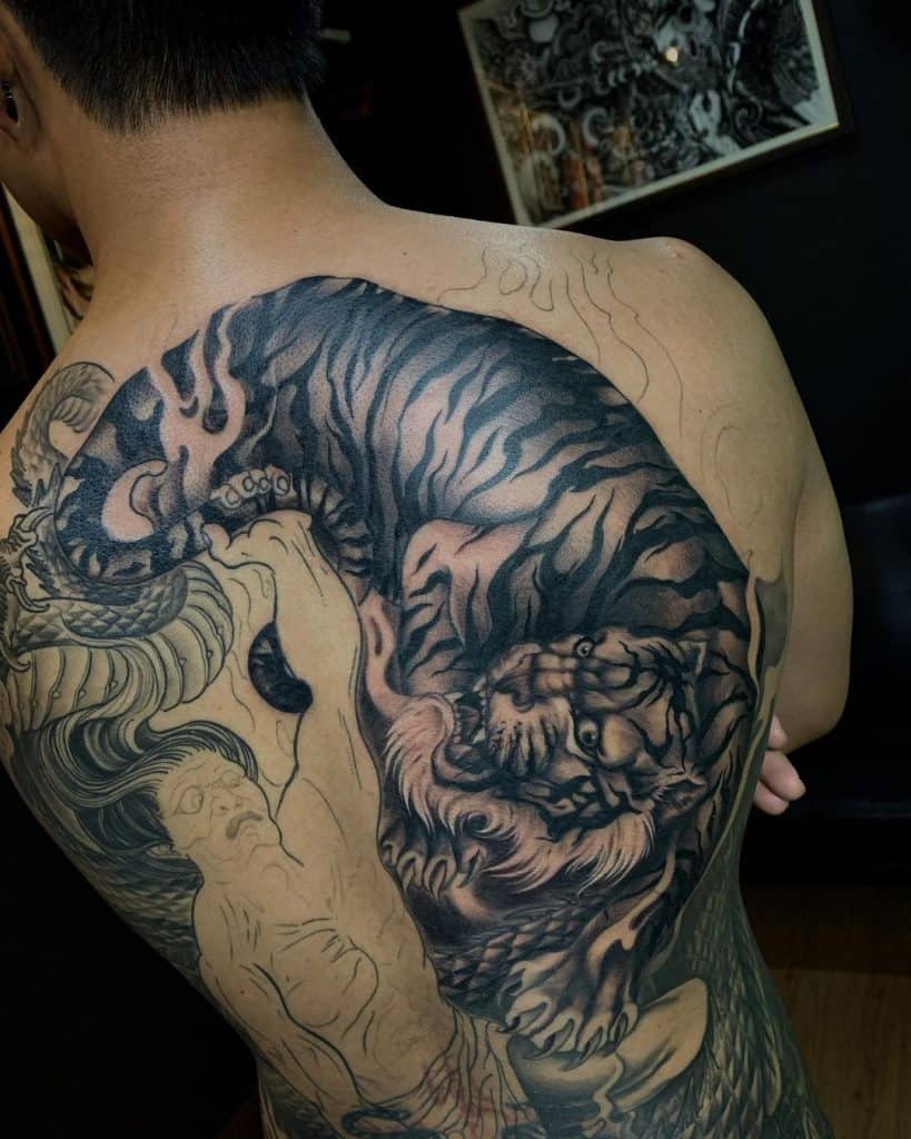 Colocaciones de tatuajes grandes en la espalda completa de los hombres