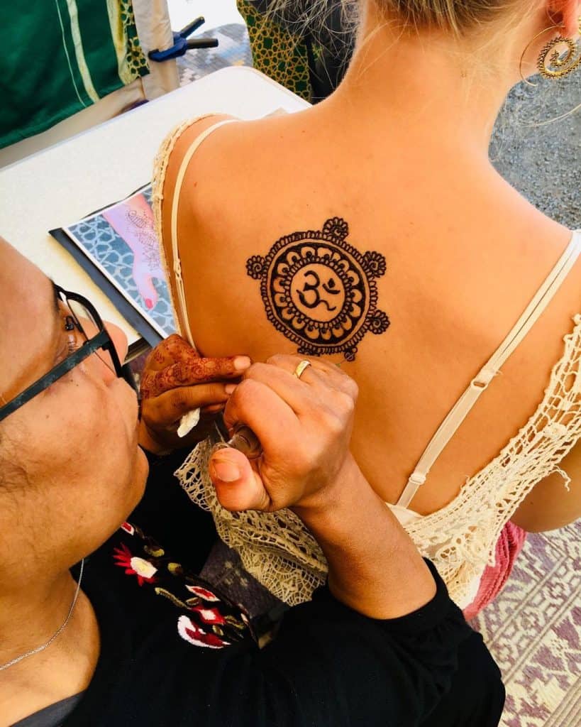 El diseño del tatuaje Om Henna (2)