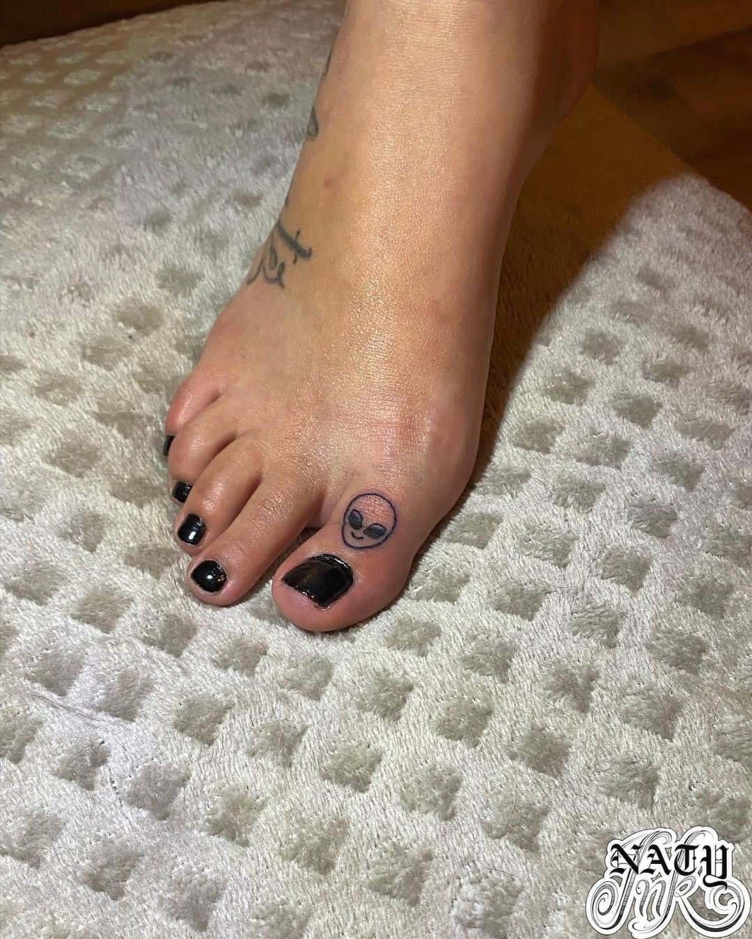 Ideas del dedo del pie del tatuaje extranjero