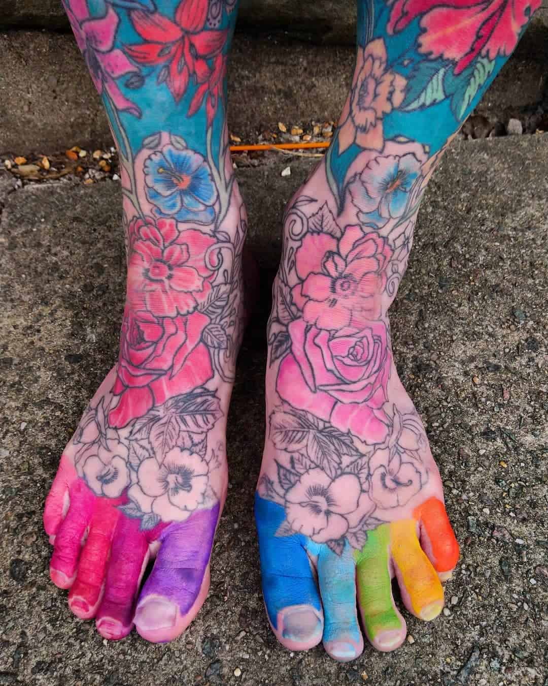 Diseños coloridos del tatuaje de los dedos de los pies 