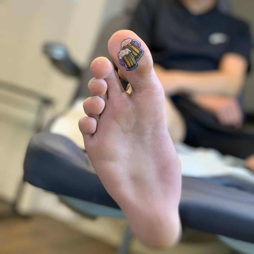 Tatuaje de dedo del pie de cerveza 
