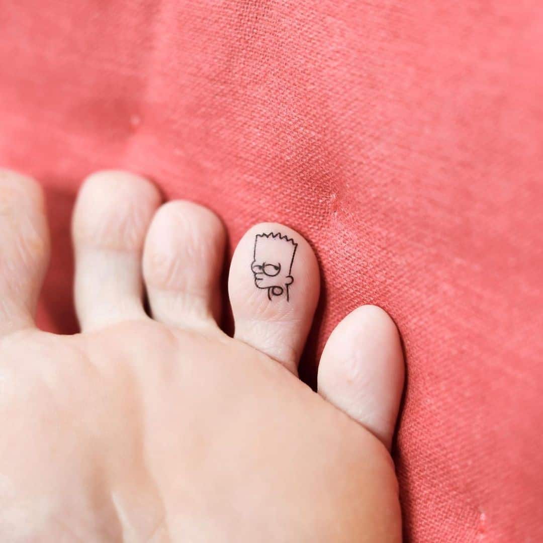 Tatuaje en el dedo del pie de Los Simpson 