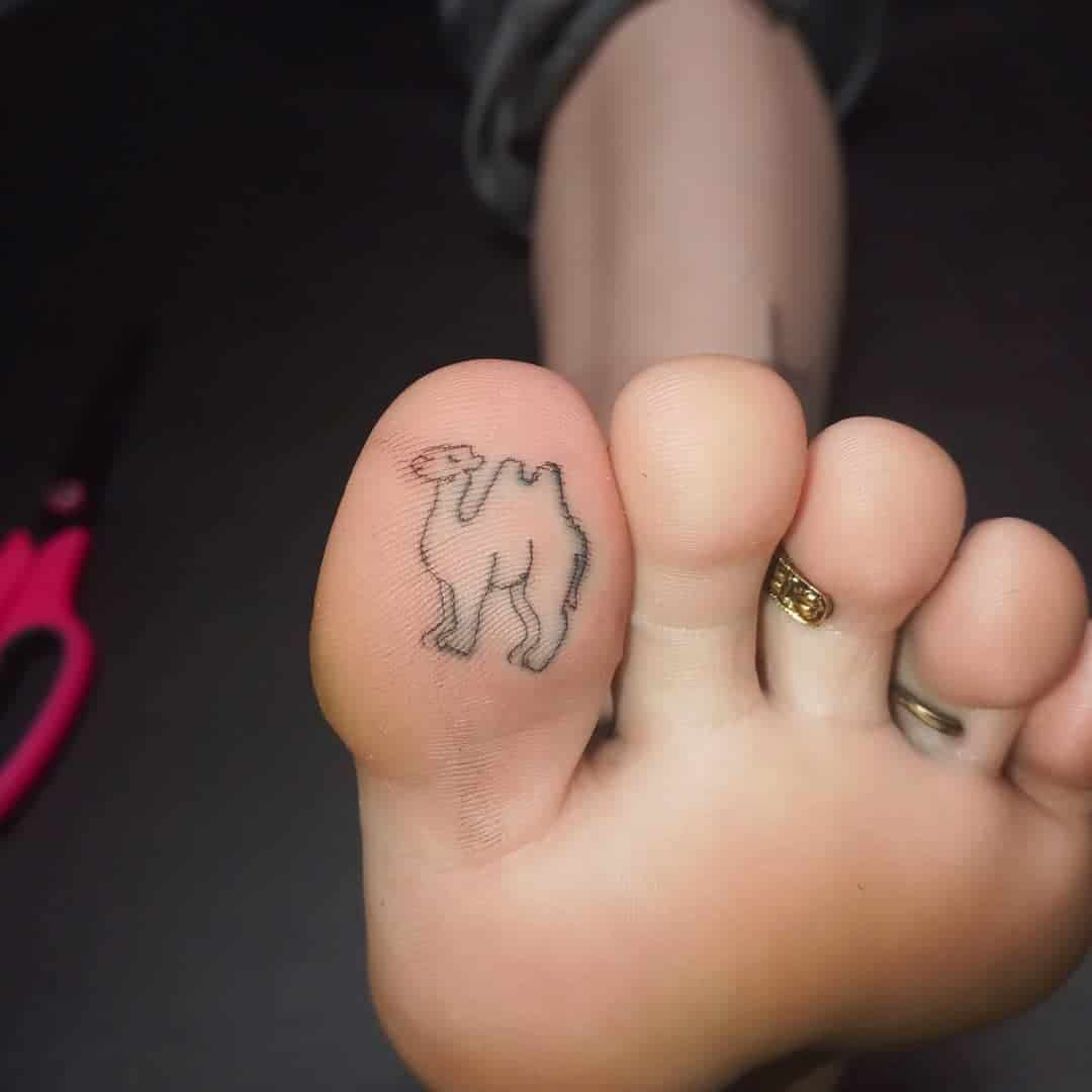 Tinta del tatuaje del dedo gordo del pie 