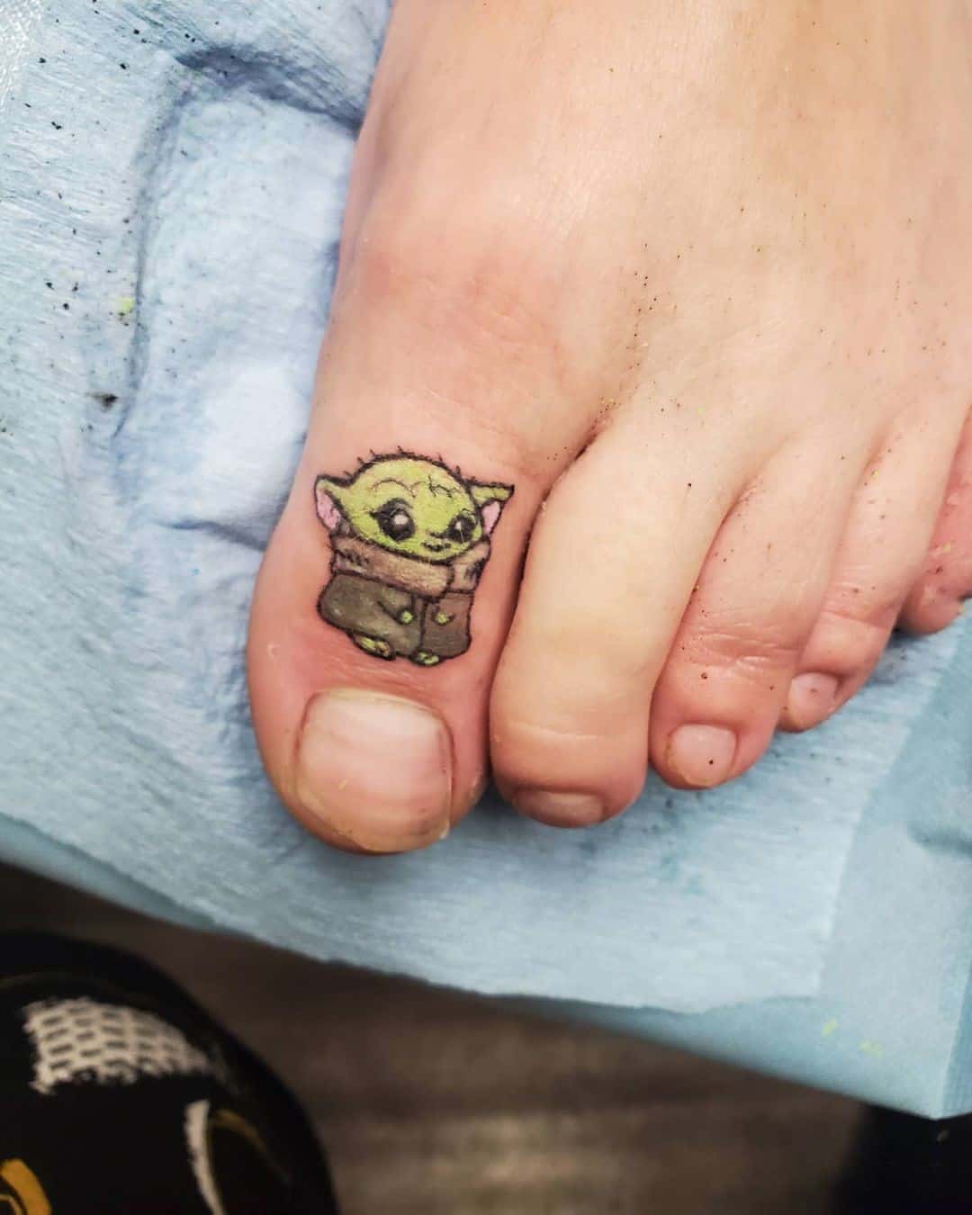 Tatuaje en el dedo del pie extraterrestre 