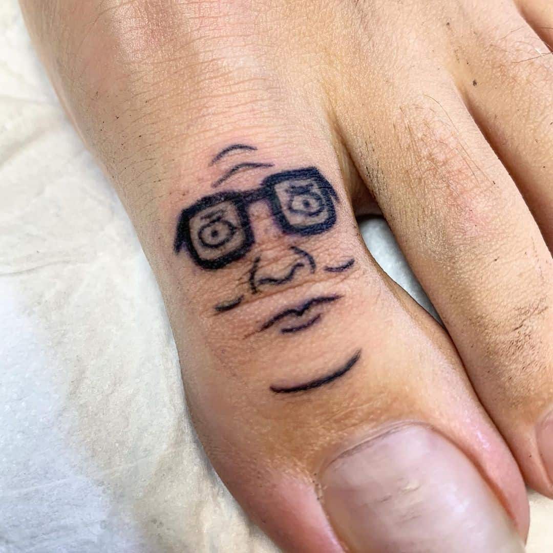 Tatuaje de dedo pequeño divertido 