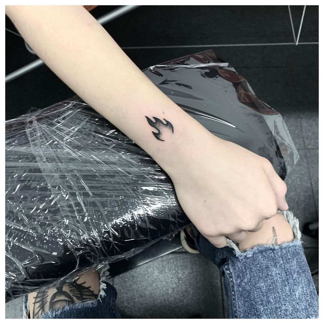 Tatuaje en el brazo, fuego pequeño 