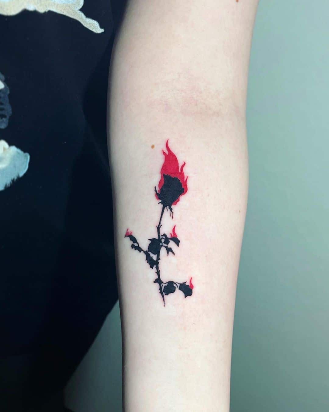 Tatuaje De Rosa De Fuego 