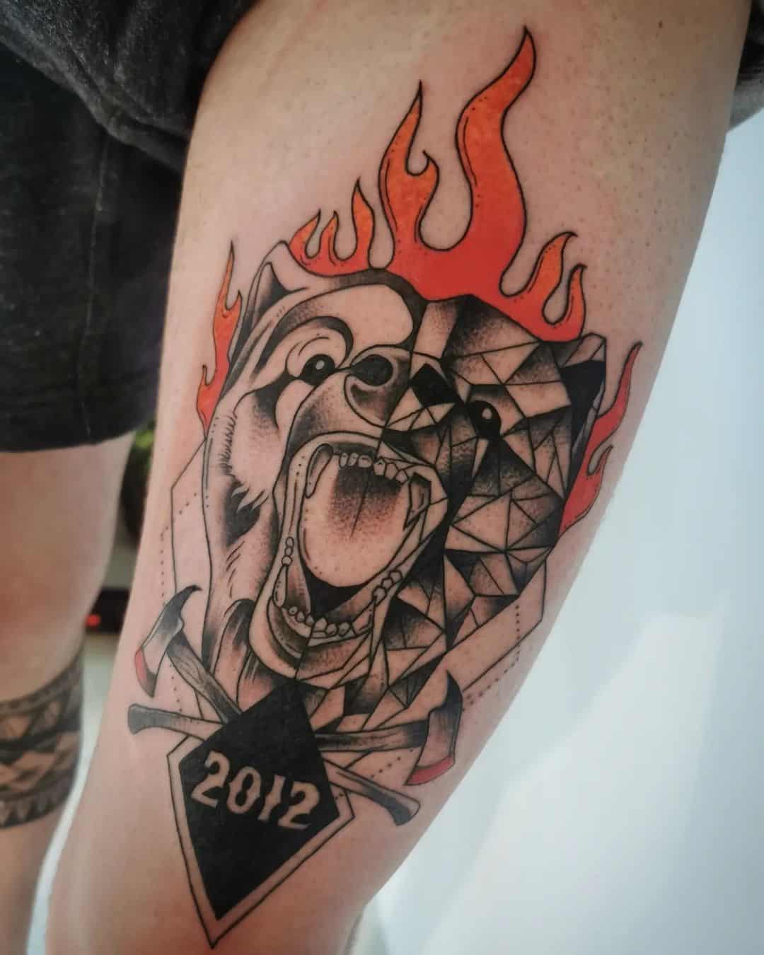 Tatuaje de símbolo de fuego de oso 