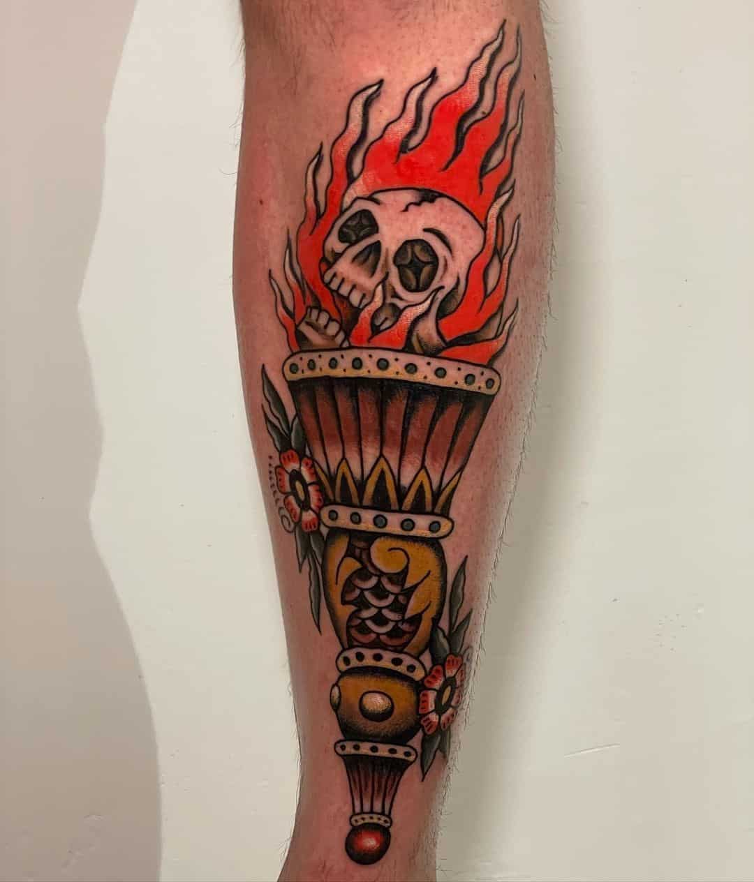 Tinta de calavera de tatuaje de fuego 