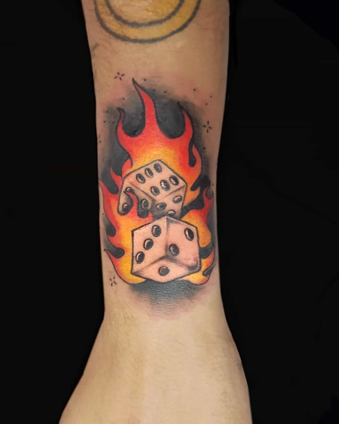 Tatuaje de dados de símbolo de fuego 
