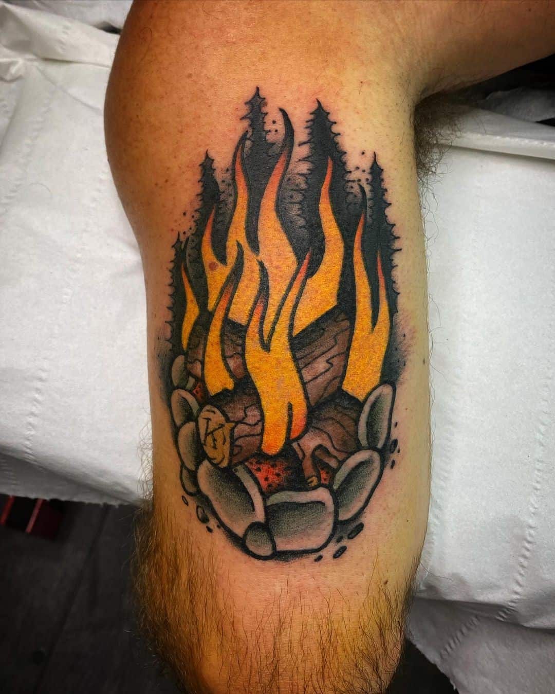 Tatuaje de fuego de leña ardiente 