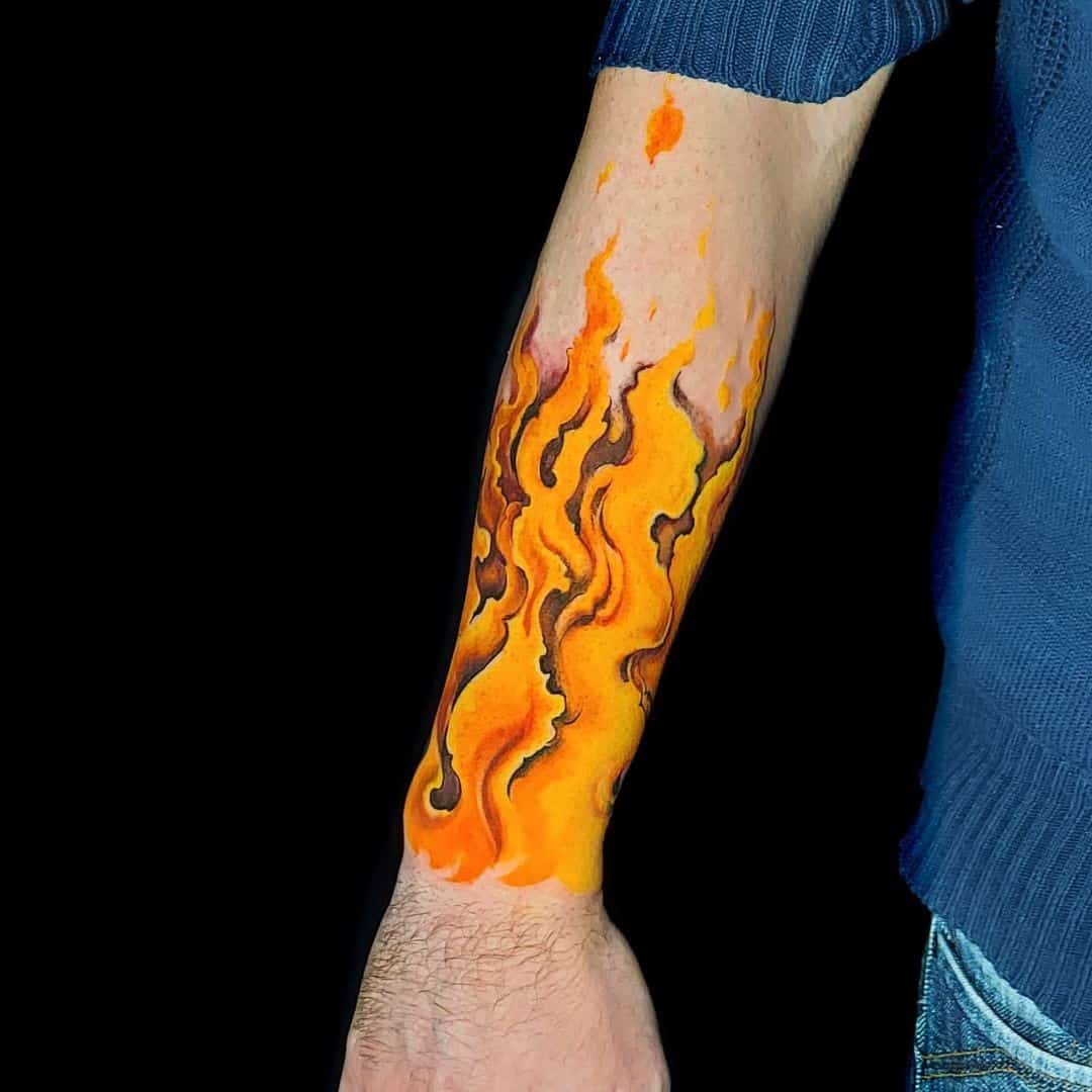 Tatuaje de fuego de media manga 