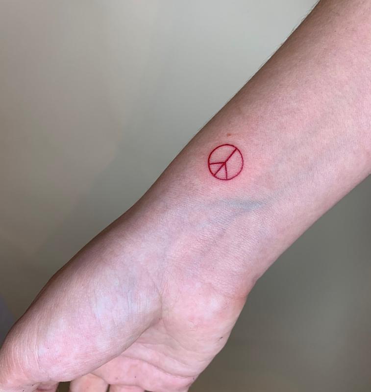 Tatuaje del signo de la paz 1