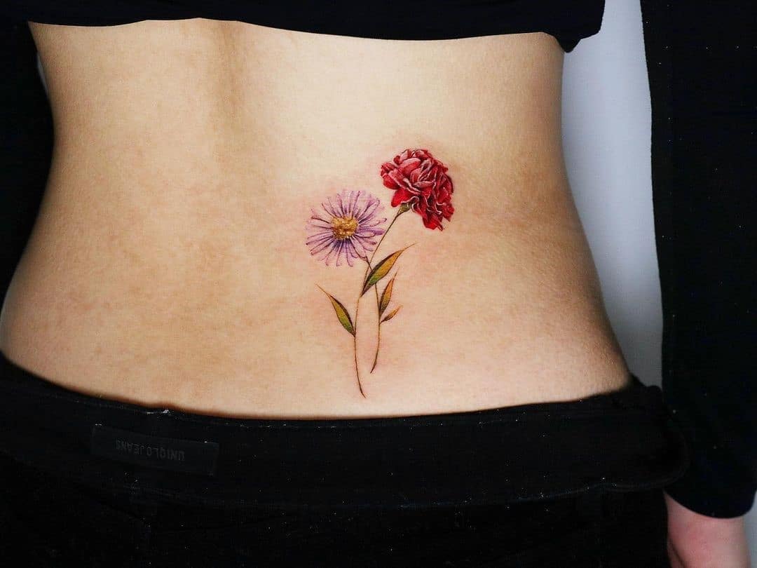 Tatuaje de flor de nacimiento de aster en la espalda 