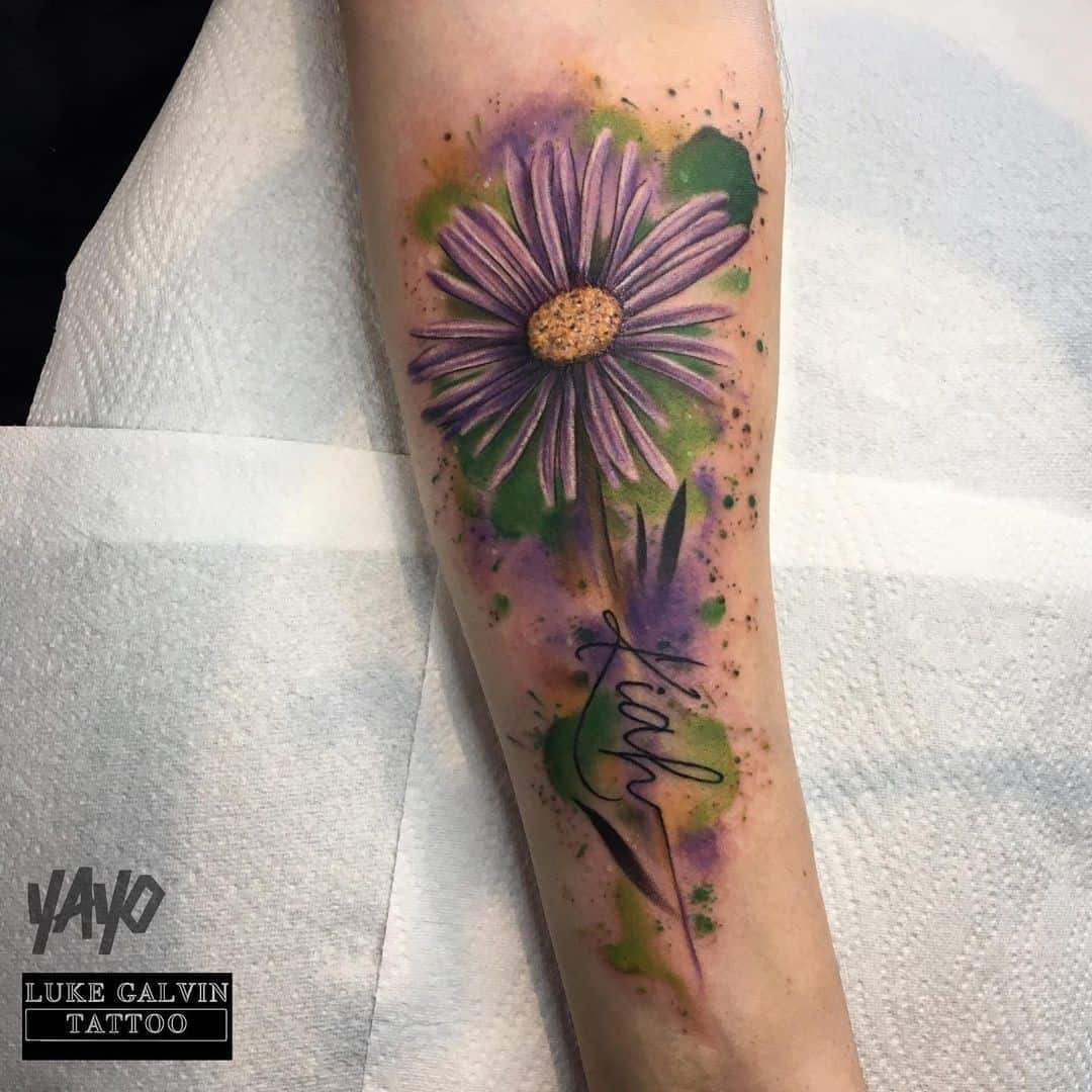 Gran tatuaje de flor de aster púrpura 