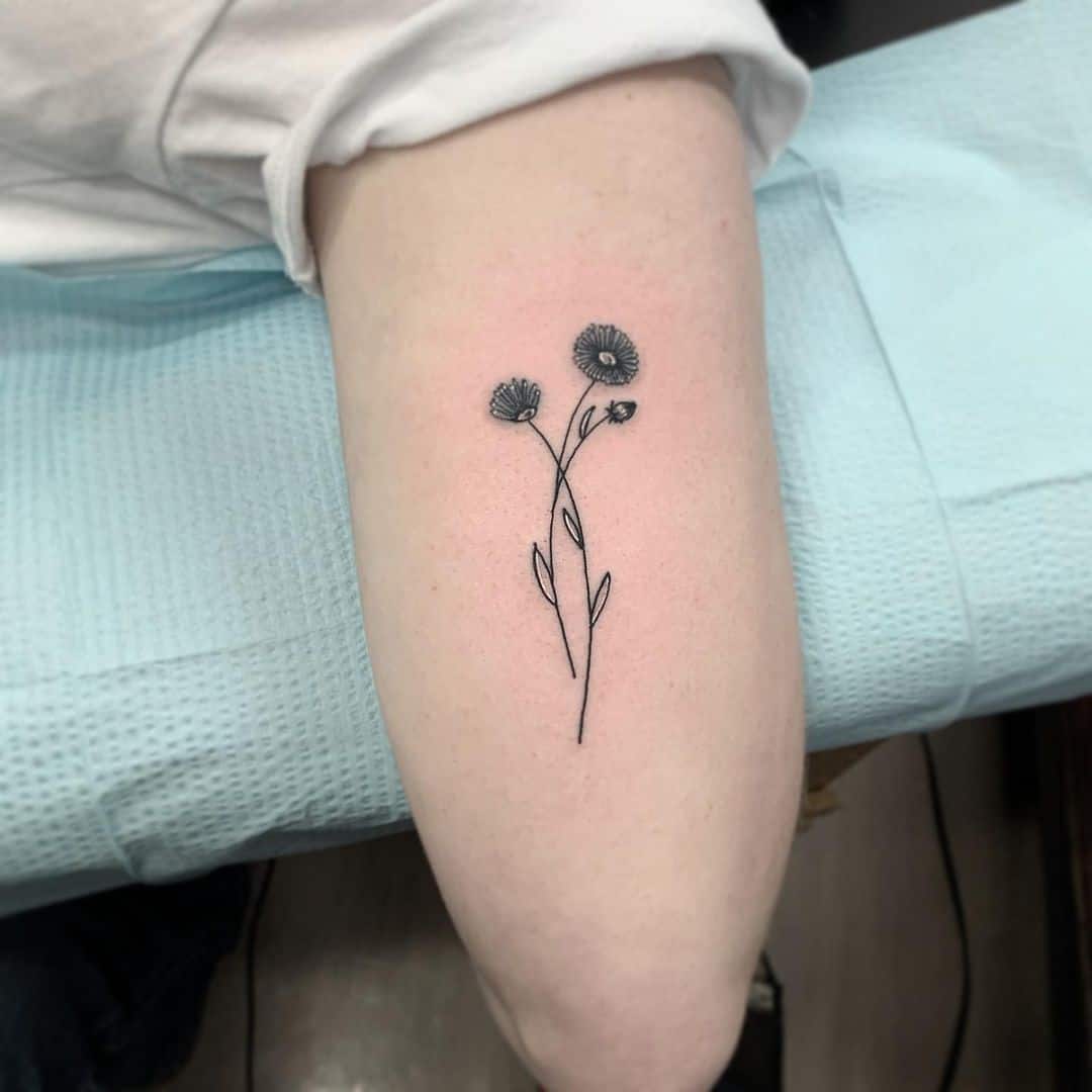 Tatuaje de flor de aster en tinta negra 