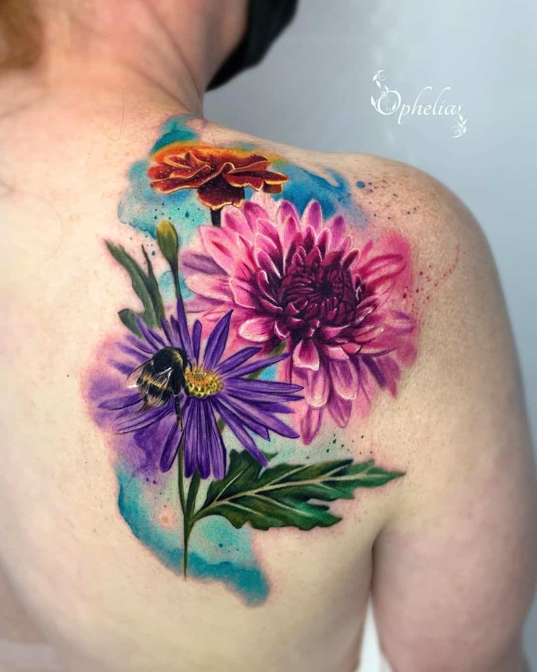 Tatuaje de flor de nacimiento de aster tatuaje grande en la espalda 