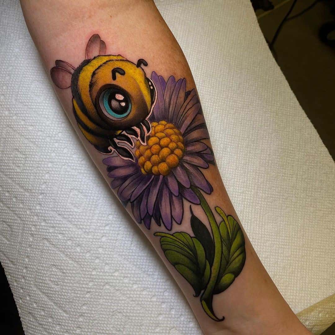 Tatuajes de flor de aster con una abeja 
