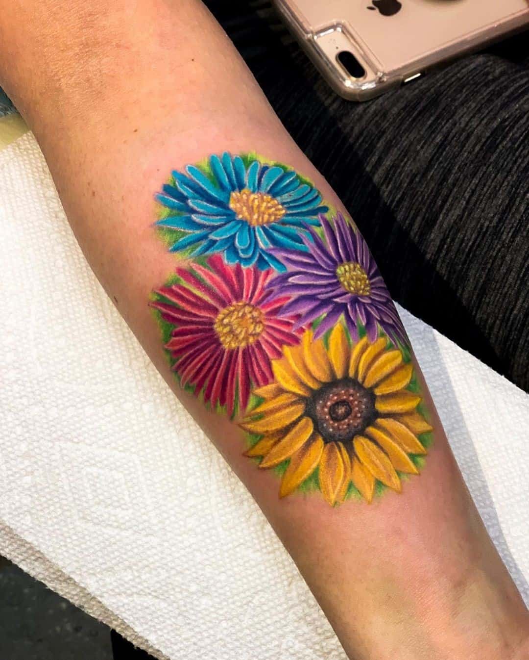Tatuajes de flores de aster brillantes y coloridos 