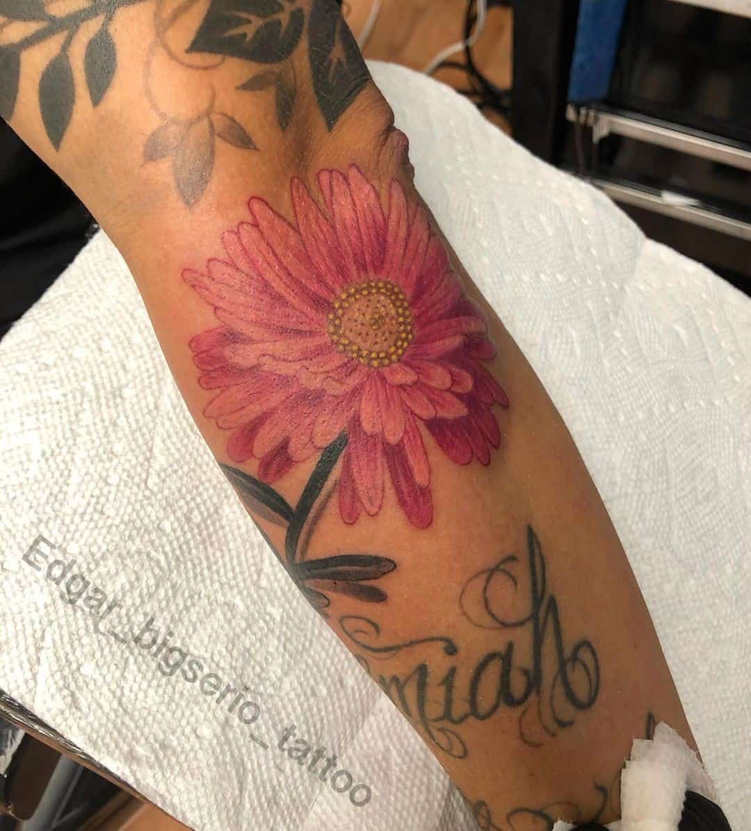Tatuaje de flor de aster rosa fuerte 