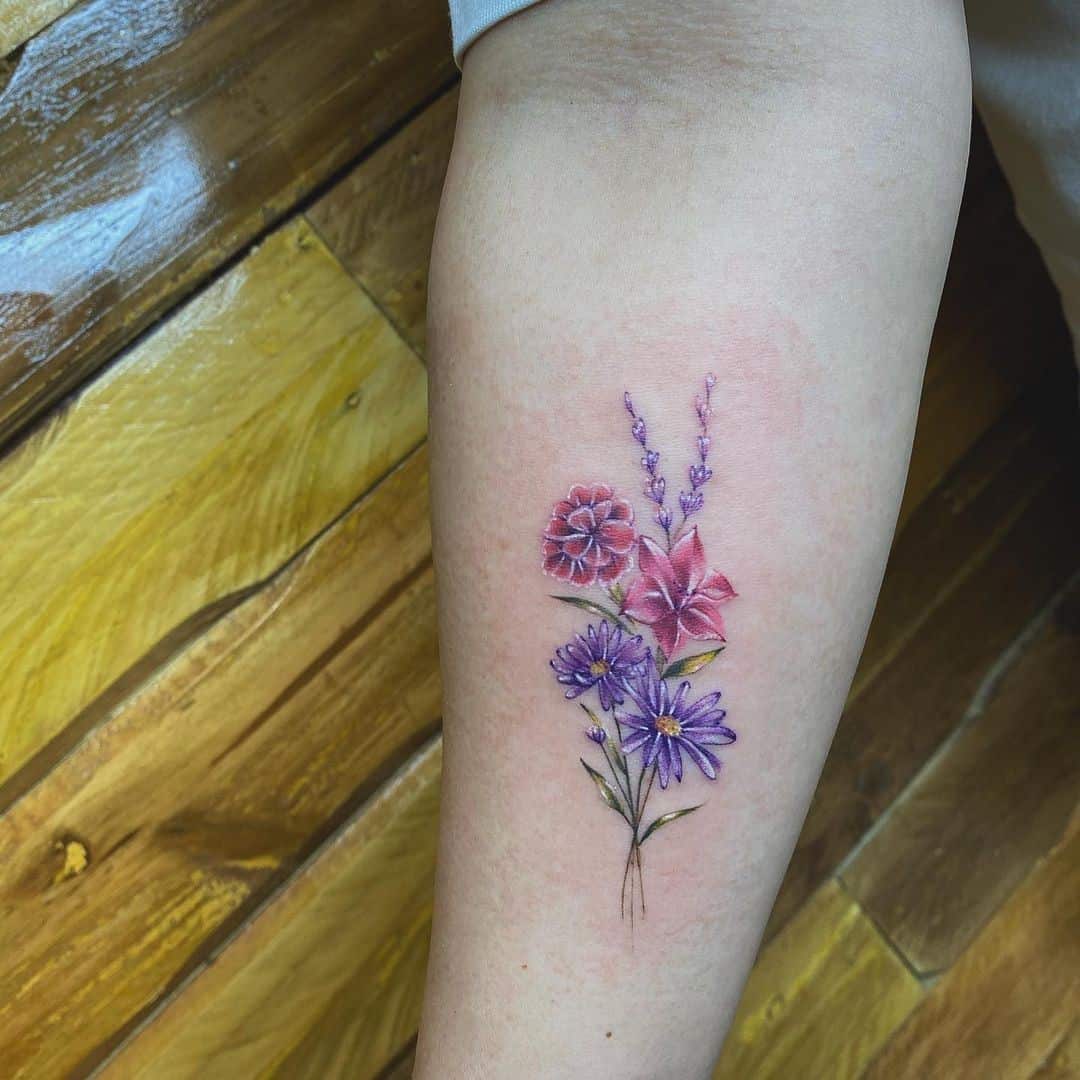 Idea brillante del tatuaje de la flor del aster del antebrazo 