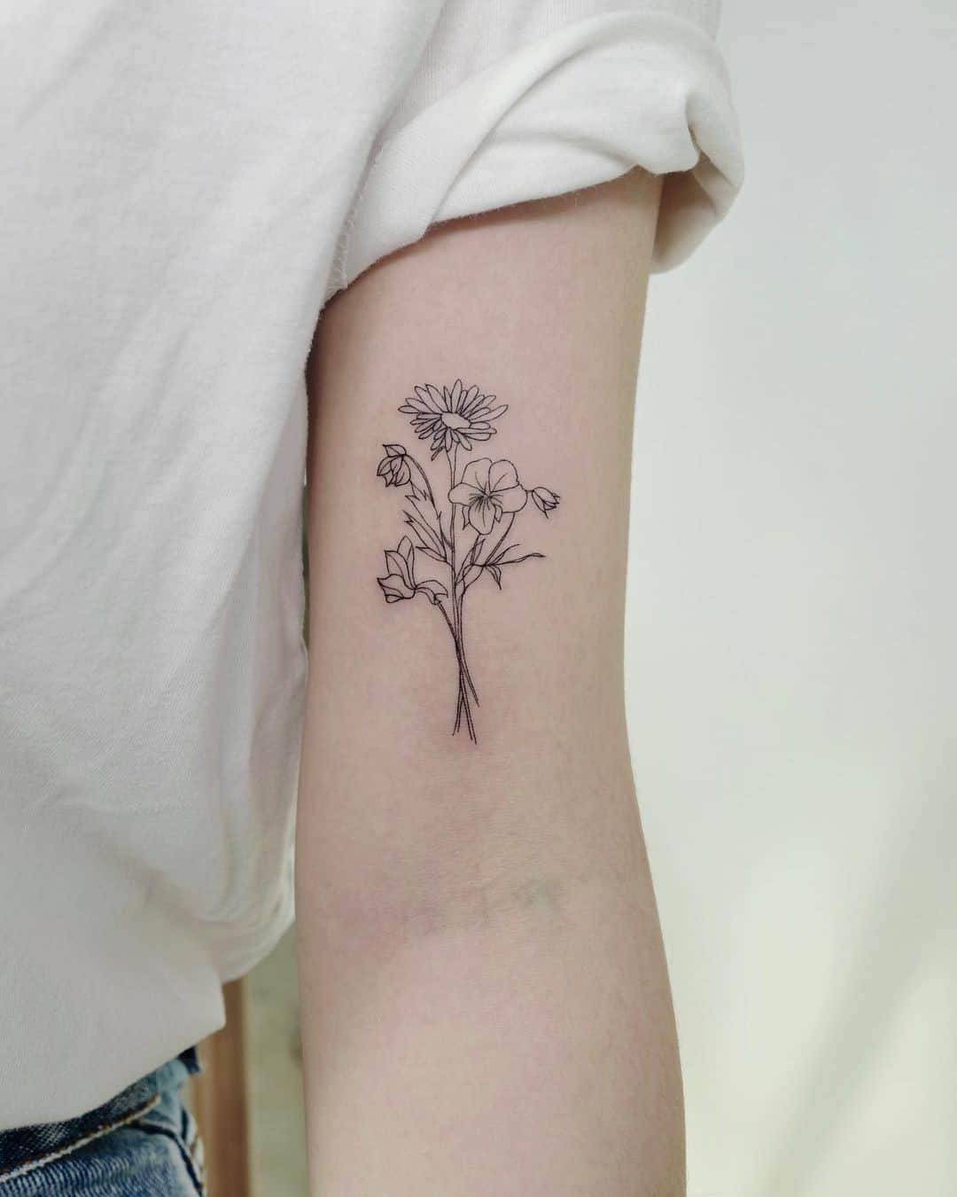 Tatuaje de flor de aster de idea de tinta negra pequeña 
