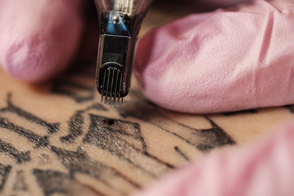 Es seguro poner lidocaina en un tatuaje