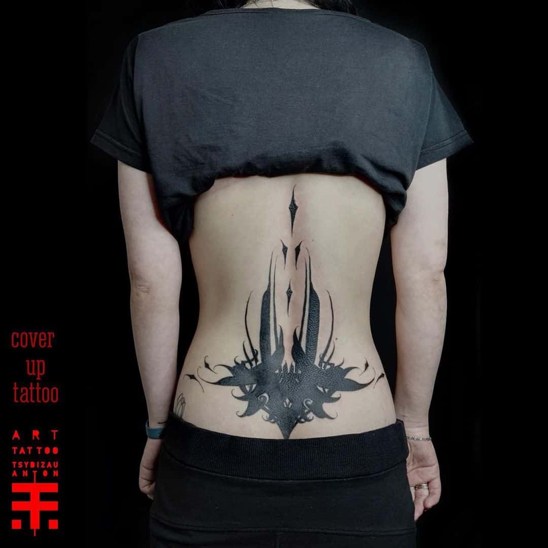 Cubrir tatuaje tribal en la espalda