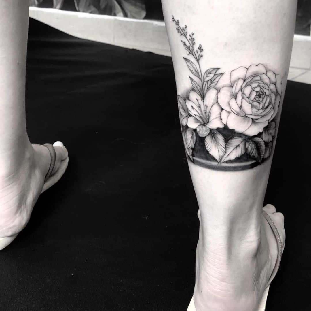 Tatuaje en la parte posterior de la pierna