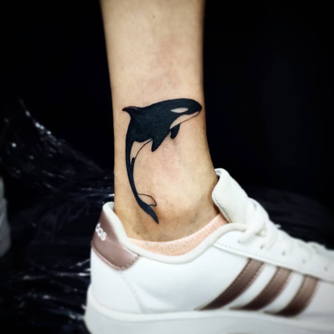 Tatuaje en el tobillo de una orca
