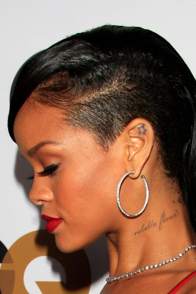 Rihanna tatuajes oreja estrella