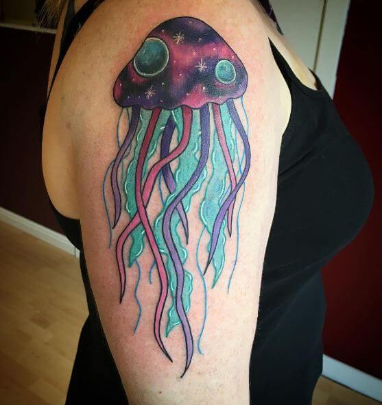 Galaxy con tatuajes de medusas
