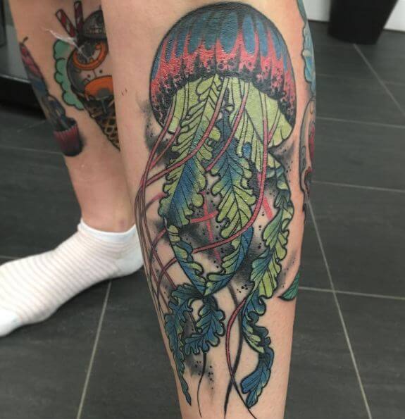 Tatuajes de medusas en la pierna