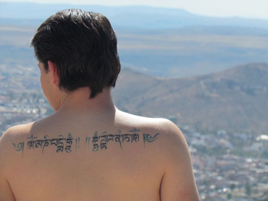 Tatuaje en la espalda de Om Mani Padme Hum