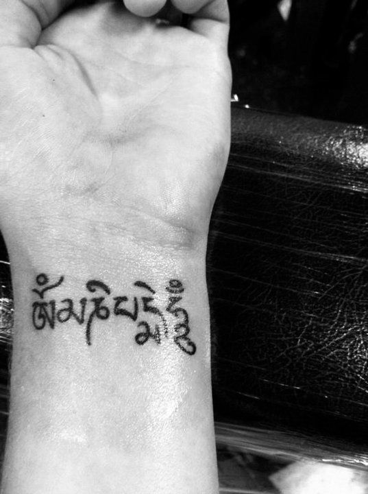Tatuaje en la mano, Om Mani Padme Hum