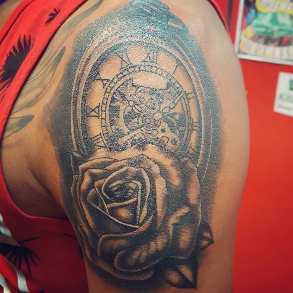 Diseño de tatuajes de reloj de bolsillo con pieza de brazo