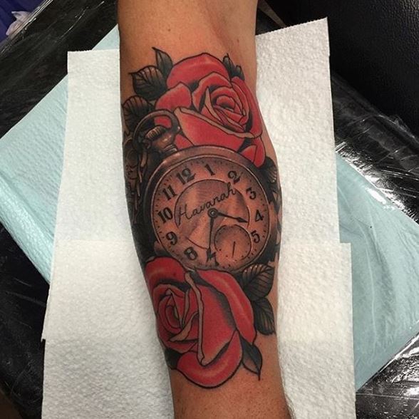 Impresionante diseño de tatuajes de relojes con rosa