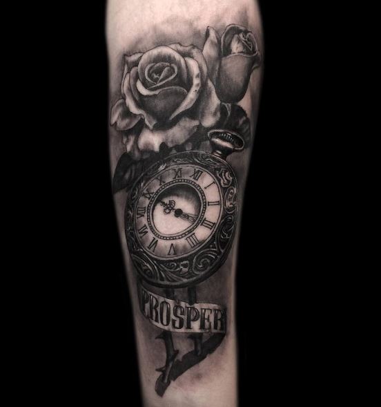 Diseño de tatuajes de reloj negro en las manos