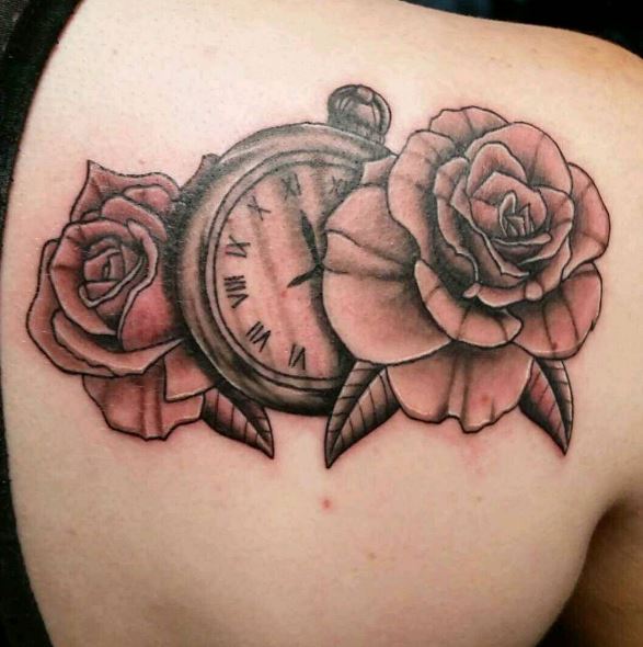 Diseño de tatuajes de reloj de bolsillo de color negro y gris