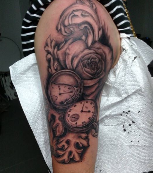 Diseño de tatuajes de flores y relojes de bolsillo en bíceps