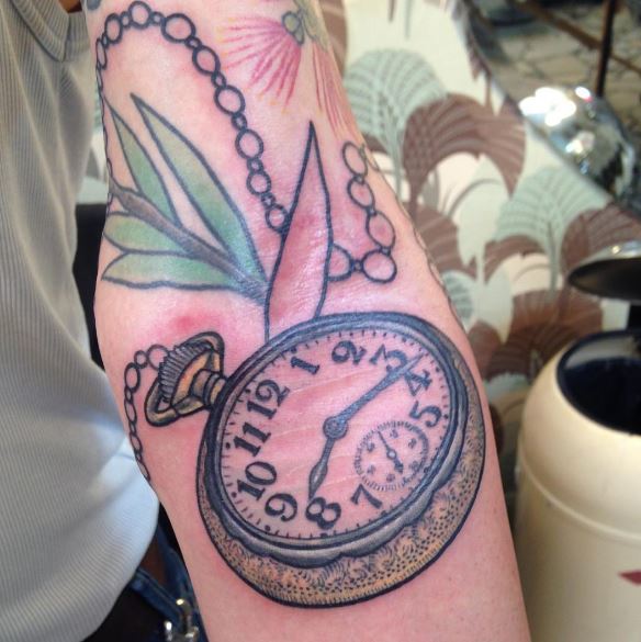 Diseño de tatuajes de reloj de bolsillo de tamaño completo en el antebrazo