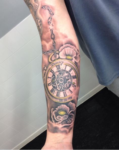 Diseño de tatuajes de reloj de bolsillo glamoroso en manos