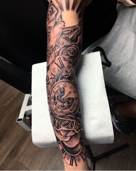 Diseño de tatuajes de reloj de bolsillo en el brazo completo