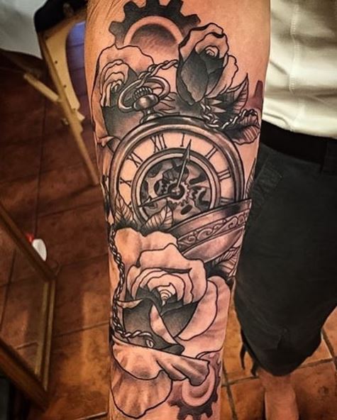 Realmente bonito reloj de bolsillo antiguo con diseño de tatuajes de rosas