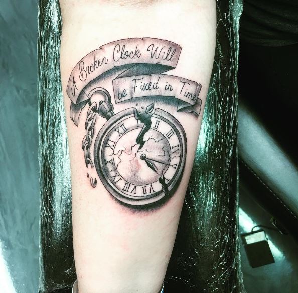 Excelente diseño e ideas de tatuajes de reloj de bolsillo