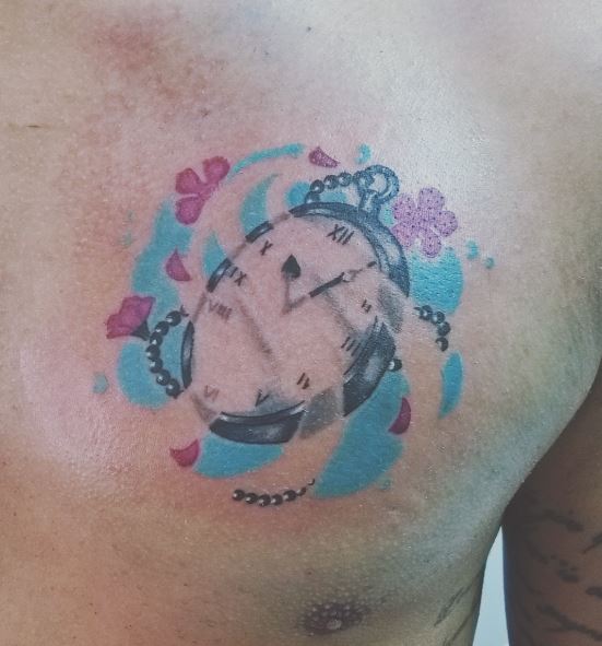 Diseño de tatuajes de bolsillo de color agua en el pecho