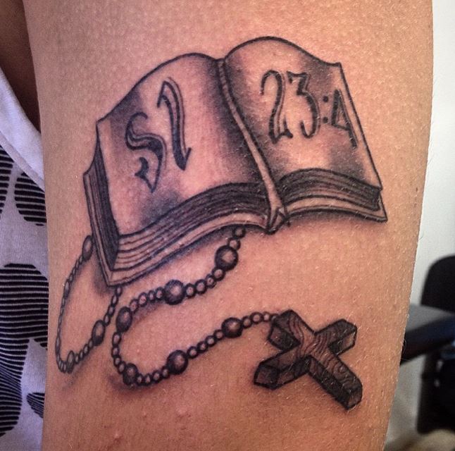 Tatuaje De Biblia Y Cruz