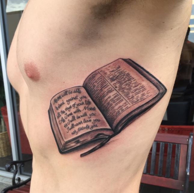 Diseño de tatuaje de libro bíblico en las costillas